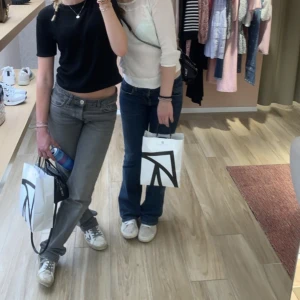 Grå lågmidjade jeans  - Säljer de trendiga grå lågmidjade jeansen från zara! Jag brukar ha 34 i jeans och dessa sitter bra på mig! (De är ganska små i storleken) är 168 och de går ner i marken när jag har skor 🙌🏼💕 
