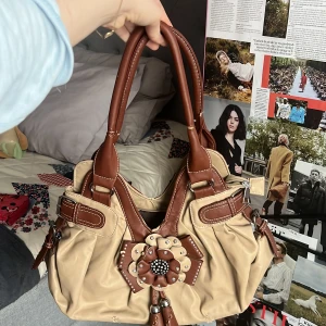 Väska - En väska med y2k vibbar som jag köpte i Grekland. Den har några slitningar. Om fler vill ha är det bud som gäller😇