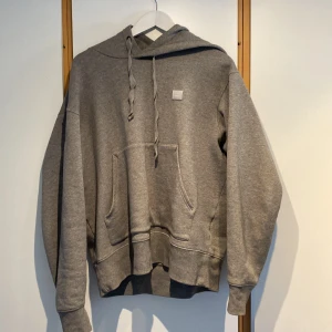Acne Studios hoodie - Acne studios hoodie  Väldigt fint skick- syns knappt att den använts. Storlek Large Äkta, såklart. Nypris 2500