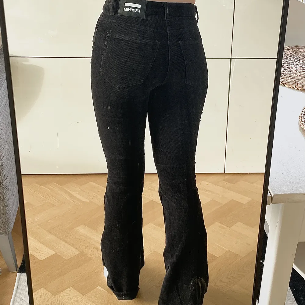 Manchester-jeans från dr.denim. Verkligen jättefina! Säljer då ja har dubbel upplaga. Jeansen har en defekt vid en av hällorna (se bild 3), men inget som syns på längre håll! (Jag är 170 för referens). Jeans & Byxor.