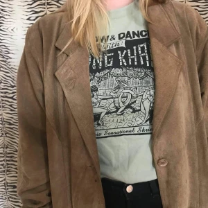 Mockajacka - Ljusbrun rock i mockaskinn, vintage och perfekt till våren!  Märke är Jofama och storlek är 40 M/L. Pris: 300kr (+frakt) 