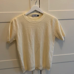 topp - Jätte fin topp som är köpt utomlands på en marknad! Står ingen storlek men passar mig perfekt som är en S 