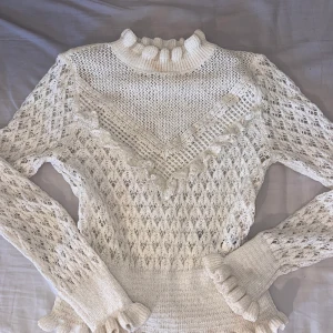 Tröja - Stickad tröja från Zara, använd fåtal gånger, säljes pga vill ha en annan storlek. Färg- beige   Storlek S 