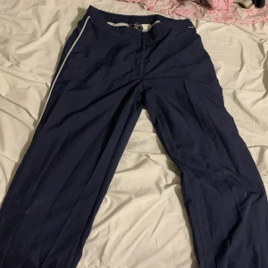 Champion tracksuit byxor - Vintage champion tracksuit byxor skulle säga att de passar S till large då du bredden anpassar sig och du kan sätta byxorna olika högt upp, märke på högra knä och lite skrynkliga men går att stryka bort och därför säljer ja billigt