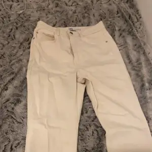Vita jeans från zara med flare cut på benen!  Jätte snygga, har massa fler likande byxor och andra tröjor på min sida så in och kika ❤️