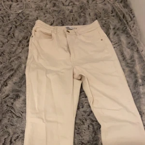 Zara jeans vita - Vita jeans från zara med flare cut på benen!  Jätte snygga, har massa fler likande byxor och andra tröjor på min sida så in och kika ❤️