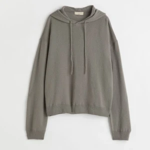 Cashmere hoodie - Säljer denna slutsålda cashmere hoodien från hm. Sparsamt använd något nopprig som går nog att lösa. Blev ett litet hål som är fixat hos skräddaren som man inte kan se därav priset💞NYPRIS: 999kr