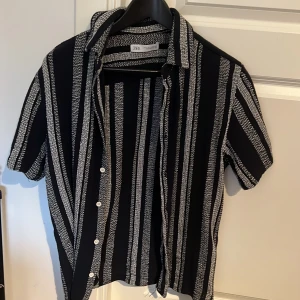 Strandskjorta - Skjorta Zara  Storlek S  Mörkblå & vit