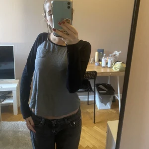 Snygg topp - Så fin tröja i svart/grå. Liknar lite Brandy Melville, men har köpt vintage och ser inte vart den e ifrån. Så snygg och enkel i xs- 70kr+frakt, men möts helst upp i Sthlm ✨💓 Tryck inte på Köp nu, utan skriv till mig först