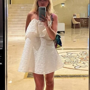 Krämvit fluffig klänning - (Första bilden lånad) Säljer min krämvita klänning i nyskick från h&m. Älskar den men har inte fått tillräckligt med tillfällen att använda den! Hade passat jättebra som studentklänning🥂 Kan mötas upp i Stockholm, annars står köparen för frakt!