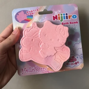 Hello Kitty badbomb - OÖPPNAD oficiell Sanrio badbomb med Hello Kitty! regnbågsfärgad och doftar rosor 🌈🌹 har själv inget badkar så har ingen användning av den. säljs för 100-300kr på diverse hemsidor. säljer för 99kr + frakt