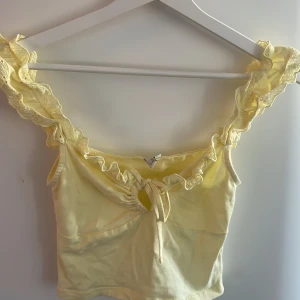 Gul topp från Nelly  - Jag säljer detta supersöt linnet från Nelly då det inte kommer till användning. Jag möts mer än gärna upp men om det behövs postar jag oxå. Kom privat för fler bilder eller andra funderingar!