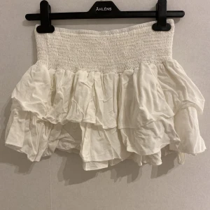 Minikjol - Minikjol från shein. Material liknande Linne. Låg midja med stretch och kort passform. Aldrig använd då den är för liten för mig. Frakt tillkommer