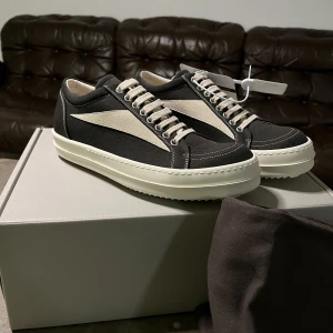 Drkshdw sneaks - Drkshdw ss23 edfu i svart. Oanvända. Box, totebag och kvitto finns