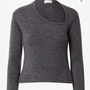 jätte snygg grå stickad tröja från LeGer! aldrig använd då den va lite för liten för mig💖 köpt för 400 säljer för 250!