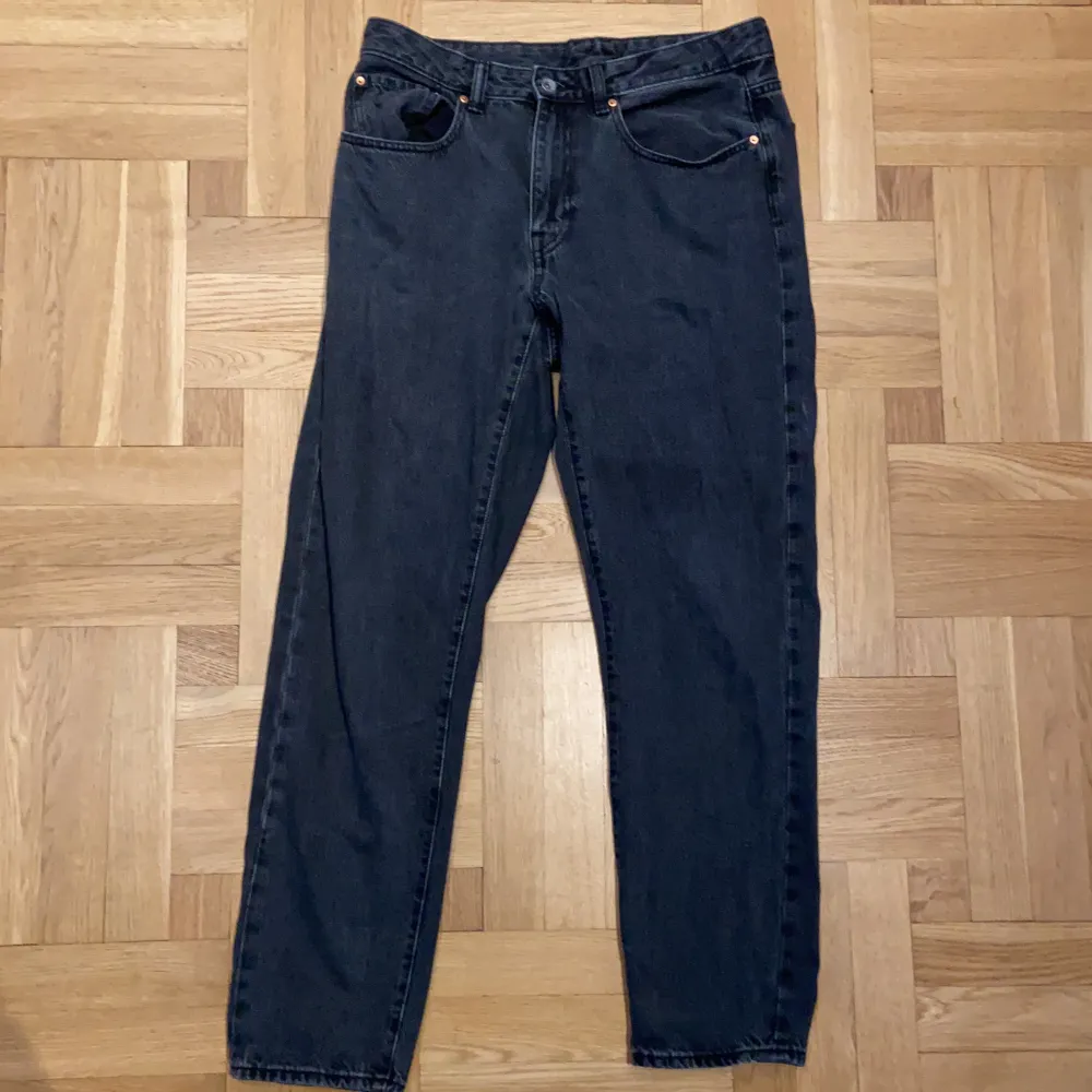 Ett par svarta jeans i bra skick i storlek M, köra för ett år sedan. Jeans & Byxor.