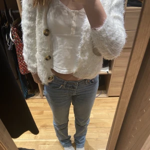 Vit Zara tröja - Jag säljer min jätte fina zara tröja💗 har använt den ett par gånger, men är i nyskick! Det står att den är storlek 140 men den passar verkligen som XS💗 (Jag är 162) Pris kan alltid diskuteras💗