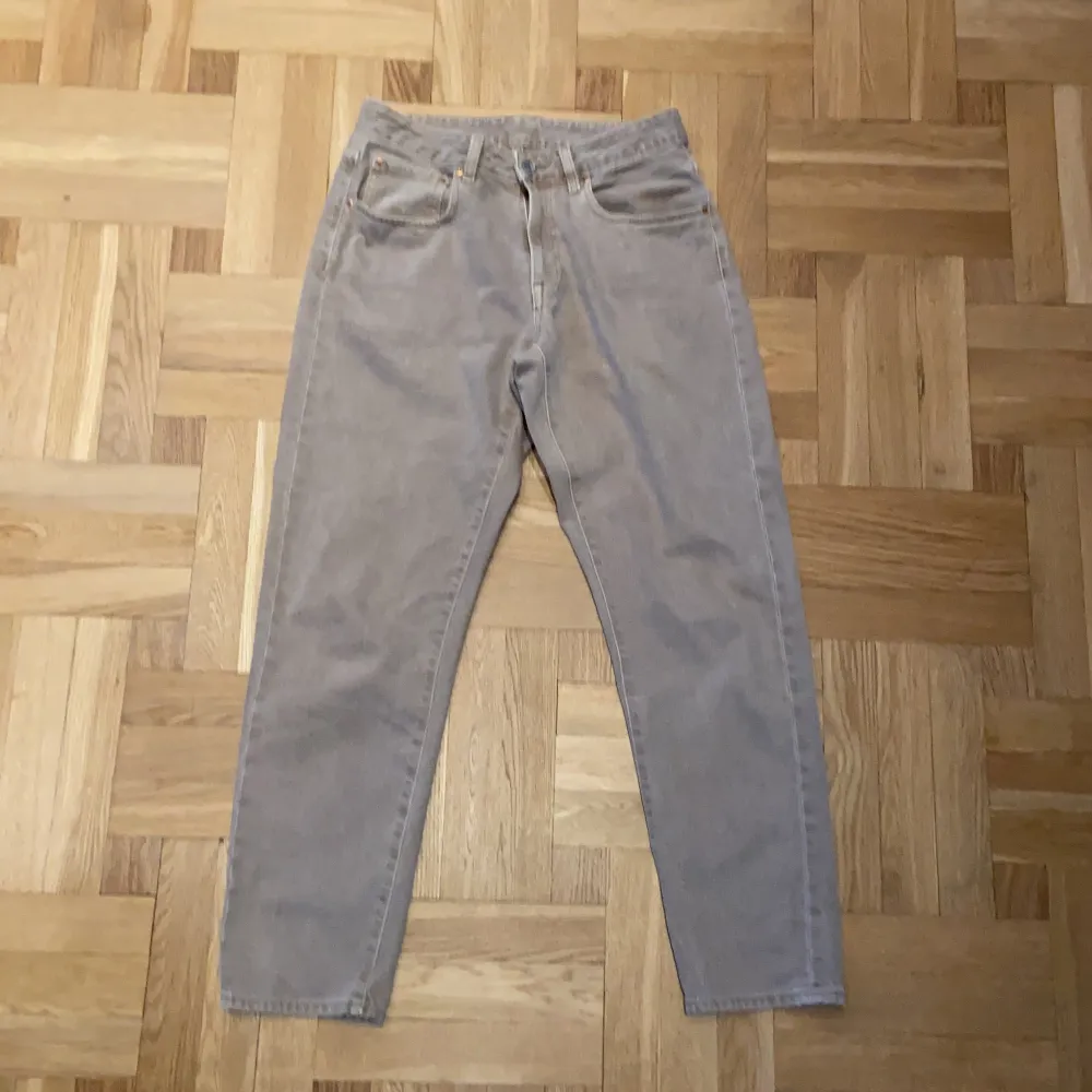 Ett par beiga jeans i bra skick köpta för ett år sedan på Carlings, i storlek M. Jeans & Byxor.