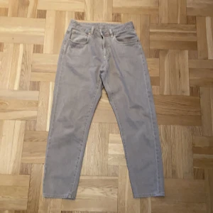 Beiga jeans - Ett par beiga jeans i bra skick köpta för ett år sedan på Carlings, i storlek M