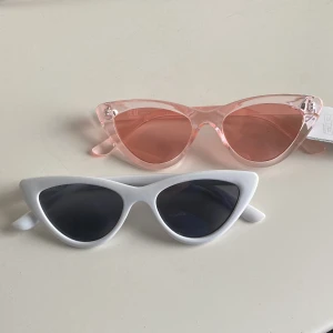 Solglasögon - Två par oanvända solglasögon från hm. 50 kr styck, pris kan diskuteras. 