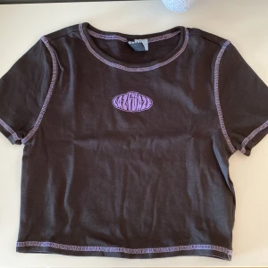 babytee - jättefin lila och svart babytee från hm. helt ny och oanvänd, köpte för stor storlek. 