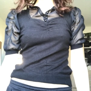 Blus - Så snygg i bra skick! Delarna sitter ihop. Midjan är lite insydd så den sitter så bra där