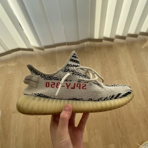 Yeezy 350 ”zebra” - Säljer mina yeezy 350 ”zebra” använda ganska mycket men fortfarande en fräsch sko, pris kan diskuteras och hör av dig om du har några frågor och funderingar, har ingen box