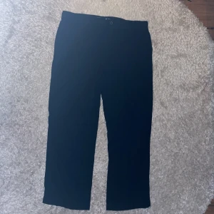 Svarta Linne byxor - Svarta linne byxor, stl S och sitter perfekt i längd på mig som är 170cm lång, reglerbar i midjan med snöre och knapp. Jätte fina där back med fickorna. Mycket bra skick, inte använt så mycket då det inte längre är min stil. Köparen står för frakt❤️❤️❤️