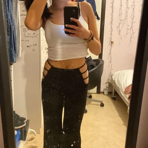 Maddy Perez byxor - Byxorna som Maddy i Euphoria har på sig fast i svarta. I jätte fint skick, säljer för de är för korta på mig. Originalpris 89kr 