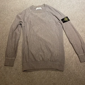 Stone Island tröja - Stone Island långärmad grå. Köpt i Rom för 2300kr. Har använt den väldigt lite. Säljer pågrund av att den är för liten. 