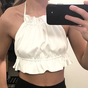 Sommar topp från GinaTricot - Den populära sommartoppen från Gina Tricot. Säljer då jag aldrig använt den. Så den är helt ny. Storlek Xs. Köp för 120kr eller buda