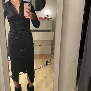 Långklänning - Tight långklänning i sammet,super skön att gå med hemma ,även perfekt gå ut med klänning.Använde på nyår men inte mer.🥰🤩så inprincip helt ny