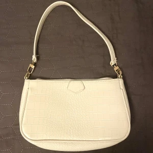 Vit axelväska - Söt axelväska som jag haft som favorit hela sommaren❤️‍🩹