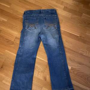 Feta bootcut jeans med väldigt snygg passform. Bootcutten gör så att de lägger sig över skorna perfekt. Defekt: litet hål längst ena benet som inte syns vid användning, ca 1 cm stort.