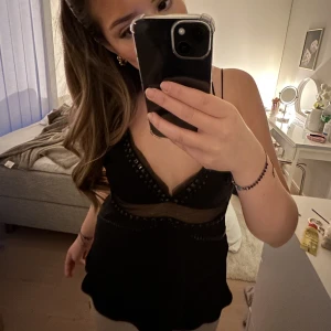 Zara topp - Säljer denna as snygga slutsålda zara toppen! Nypris: 699. Aldrig använd med lapp på. Storlek XS.  BUD: 320