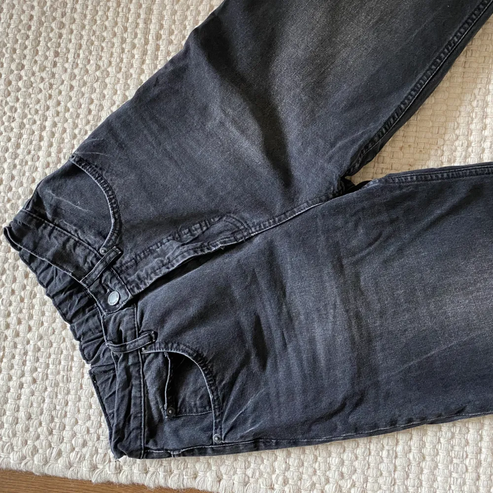 Vida/raka gråa jeans från cheap monday i strl M! Betalning sker via swish så hör av dig om du är intresserad🥰. Jeans & Byxor.