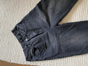 Jeans - Vida/raka gråa jeans från cheap monday i strl M! Betalning sker via swish så hör av dig om du är intresserad🥰