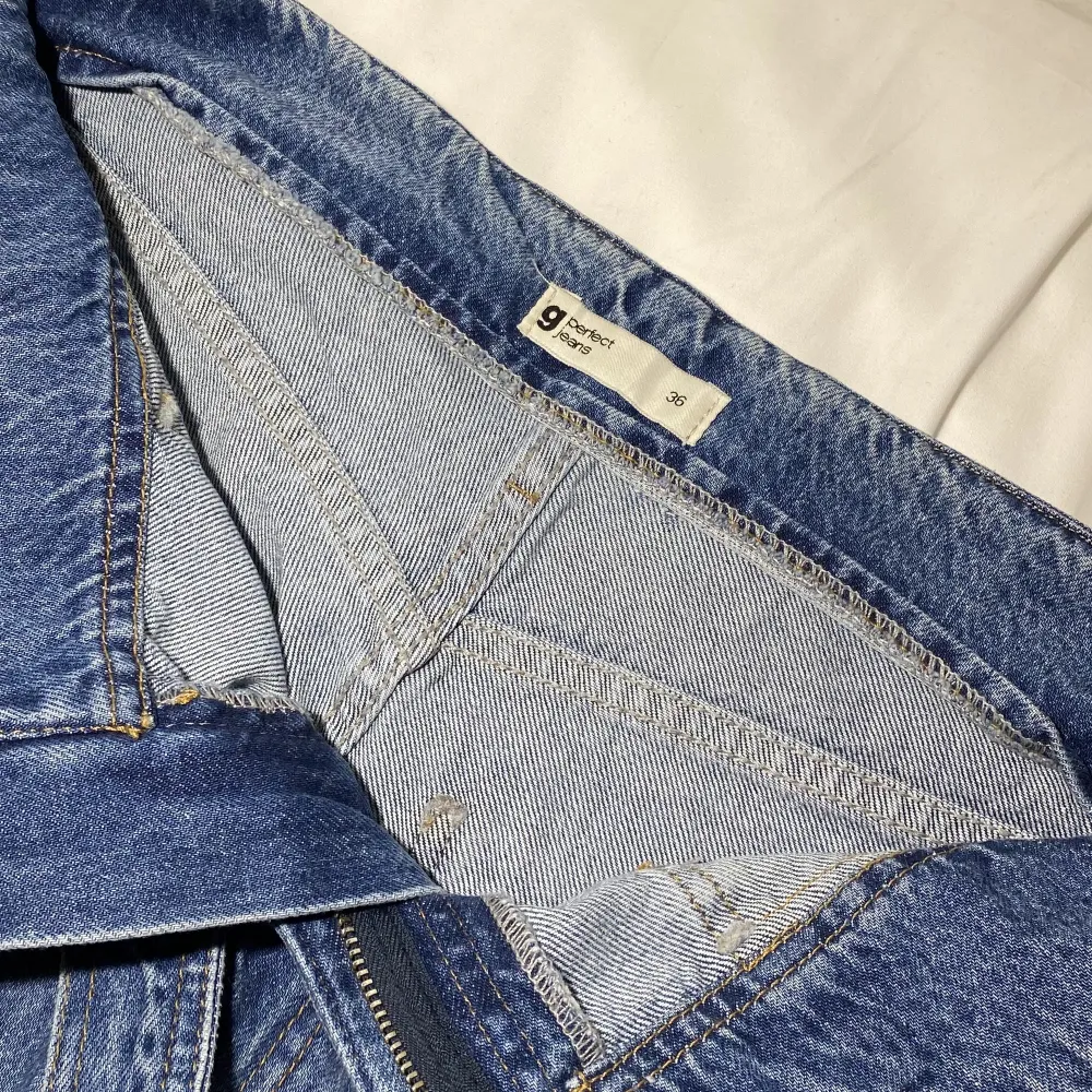 Jeans från Gina Tricot, storlek EUR 36. Nypris runt 550-600 kr. Använda högst 2 gånger, mycket bra skick och inga deflekter. Köps via Swish eller köp nu 💋. Jeans & Byxor.
