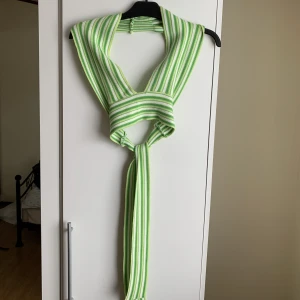 Grön topp med öppen rygg - Grön topp med öppen rygg. Knytning på ryggen. Ränder och stickad. 