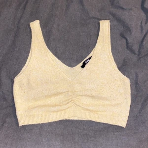 Topp - Pastellgul kort topp från bikbok!