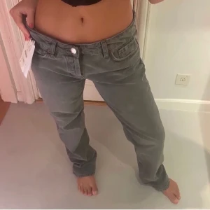 low waist jeans  - Säljer mina gråa low waisted jeans! Dom är så sjukt snygga men har blivit för små på mig😭 Jätte bra skick! Bilderna är tagna från andra pga mina inte passar mig men det är exakt samma modell! Skriv privat vid intresse💞💞