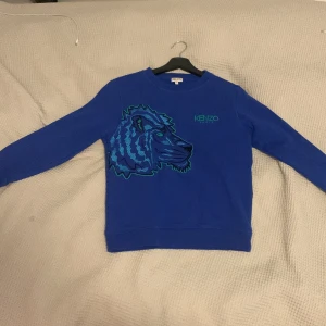 Kenzo Paris tröja - Säljer min skitsnygga Kenzo tröja pågrund av att den är alldeles för liten. Priset går att diskutera.