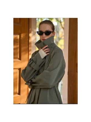 Trenchcoat  - Älskar den här men den blev för lång på mig som är 1,58 :( så jag måste tyvärr sälja den modellen är oversized.