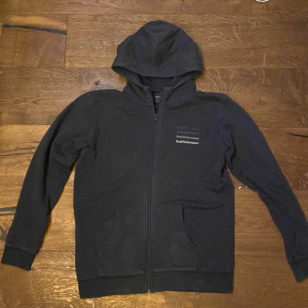 Jag säljer nu min snygga zip hoodie ifrån peakperformance. Den är köpt ifrån kidsbrandstore och den är i storlek S/170 jag säljer den eftersom jag har vuxit ur den. 8/10 i skick. Hoodies.