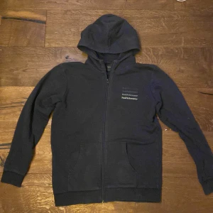 Peakperformance zip hoodie - Jag säljer nu min snygga zip hoodie ifrån peakperformance. Den är köpt ifrån kidsbrandstore och den är i storlek S/170 jag säljer den eftersom jag har vuxit ur den. 8/10 i skick