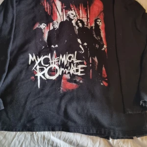 My Chemical Romance hoodie - Hoodie i sliten stil med både tryck på fram och baksida Står XL i den men sitter mer som en M