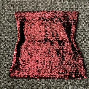 Hm tubetop  - Rosa glittrig bandeu top från hm. Från gamla hm så den säljs inte längre. Jätte snygg och perfekt för utekvällar. Tveka inte om du har fler frågor!