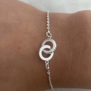 Snö armband  - Detta är ett oanvänt SNÖ OF SWEDEN armband som är silver/clear super fin att använda när som då den passar till allt 