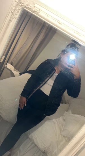 Parajumper jacka  - Blå/svart jacka från Parajumper. Använt skick men inga skador. Liten i storlek 