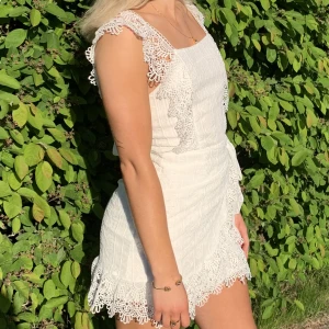 Studentklänning, Piaf dress, Dennis Maglic - Säljer nu min underbara studentklänning från Dennis maglic. Storlek S. Unik klänning med mycket detaljer, drog åt sig mycket komplimanger under studentdagen.  Klänningen är endast använd 1 tillfälle & i nyskick. Tveka inte att höra av er!! Nypris 1499 :- 